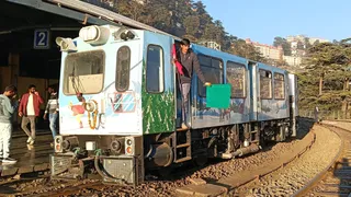 कालका से शिमला पहुंची डेमू ट्रेन। जागरण