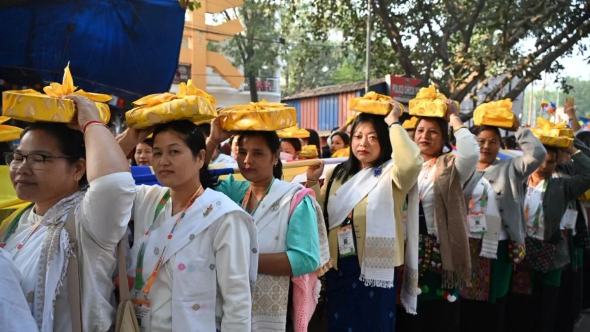 बोधगया में 20वां त्रिपिटक चैंटिंग का हुआ आयोजन, गाजे-बाजे के साथ निकली 27 देशों की रंग-बिरंगी परंपरागत झांकियां
