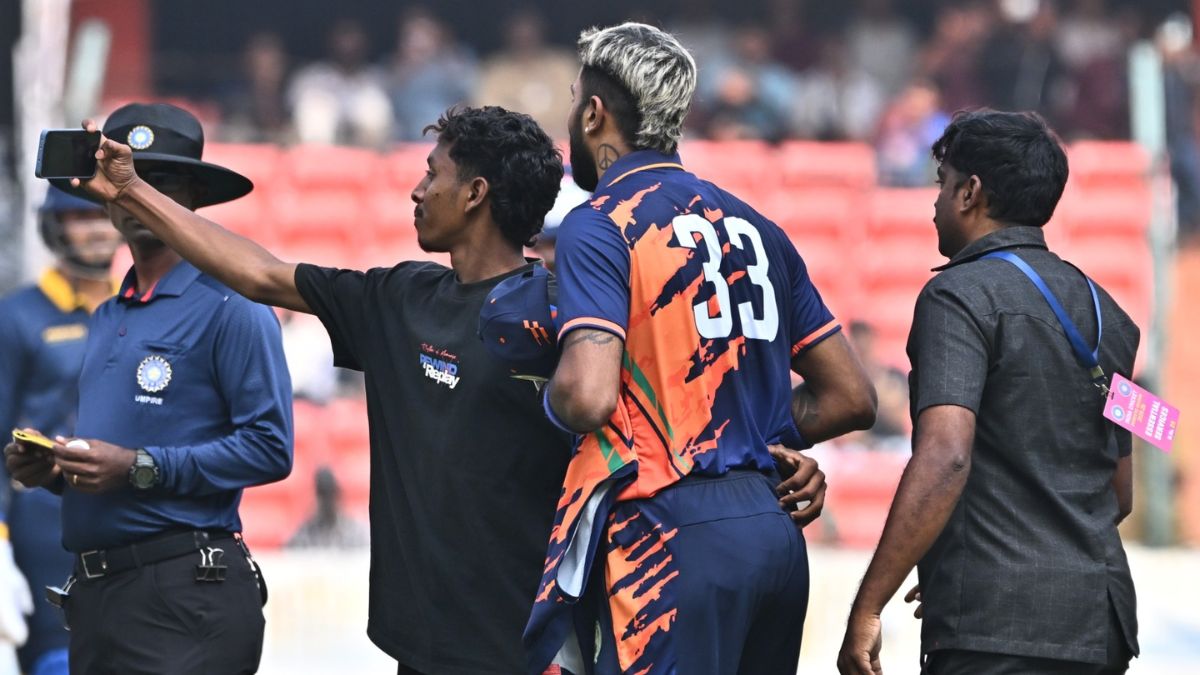 hardik pandya fans took selfie in ground after breaching security