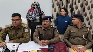 पुलिस हिरासत में आरोपी महिला और प्रेसवार्ता में जानकारी देते अधिकारी।