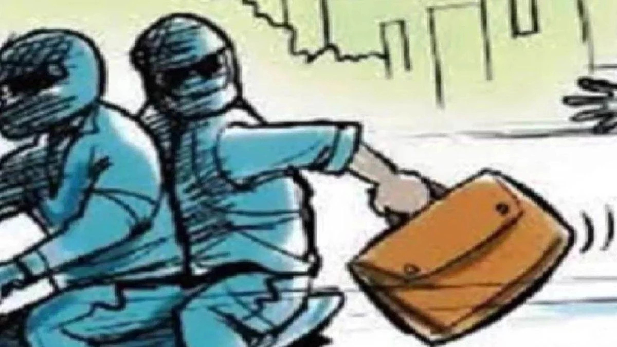 bank robbery elderly man robbed of 35 lakh three arrested