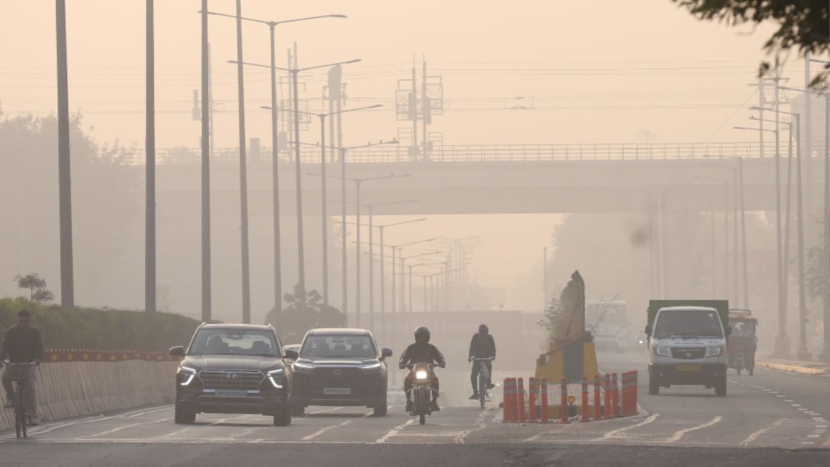 delhi pollution toxic smog engulfs delhincr aqi nears 400