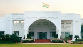 दिल्ली के राजभवन का नाम बदलकर लोक निवास करने का फैसला लिया गया।