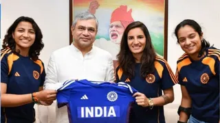 हिमाचल की रेणुका सिंह ठाकुर अन्य खिलाड़ियों सहित रेलवे मंत्री अश्वनी वैष्णव के साथ।