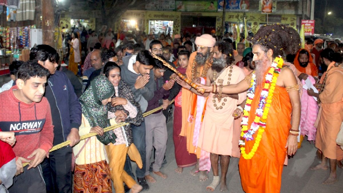 sadhguru riteshwar started padyatra from prem mandir in the month of kartik