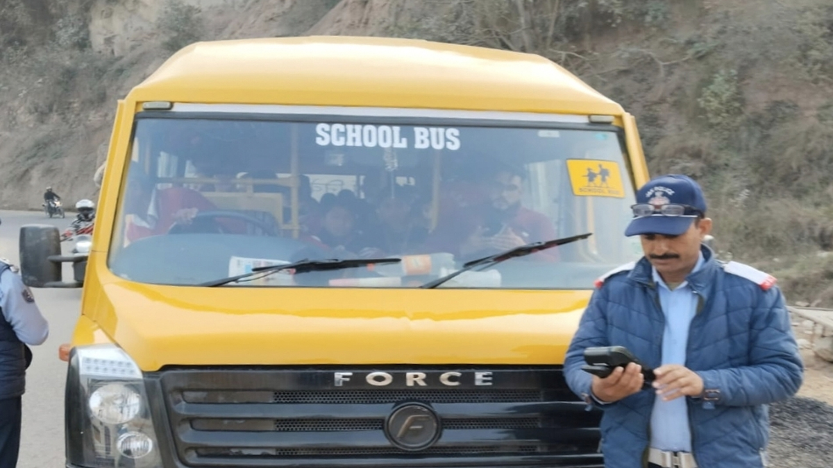 rajouri traffic police drive 26 challans issued 60400 fine collected