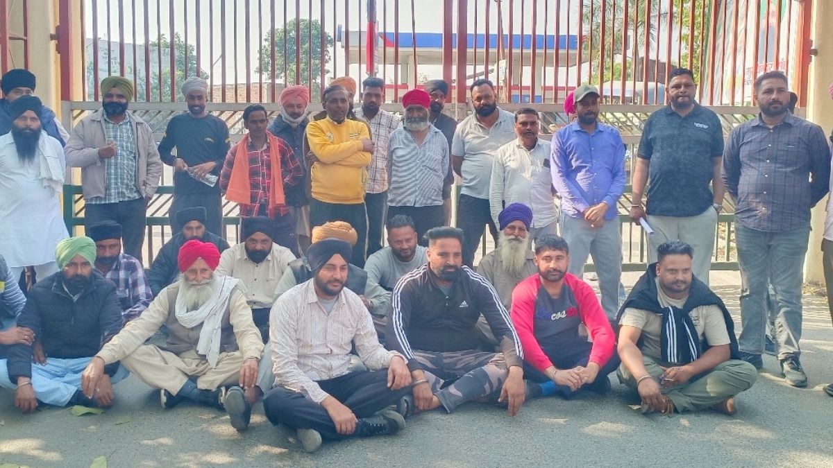 puranpur mandi gate closed farmers protest centre incharge dispute fake paddy purchase allegations