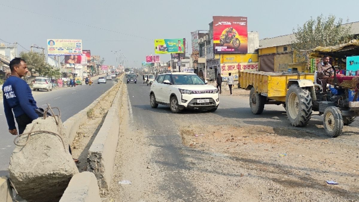 bareilly flyover pothole road safety hazard lalfatak divider plants dry cm dm negligence