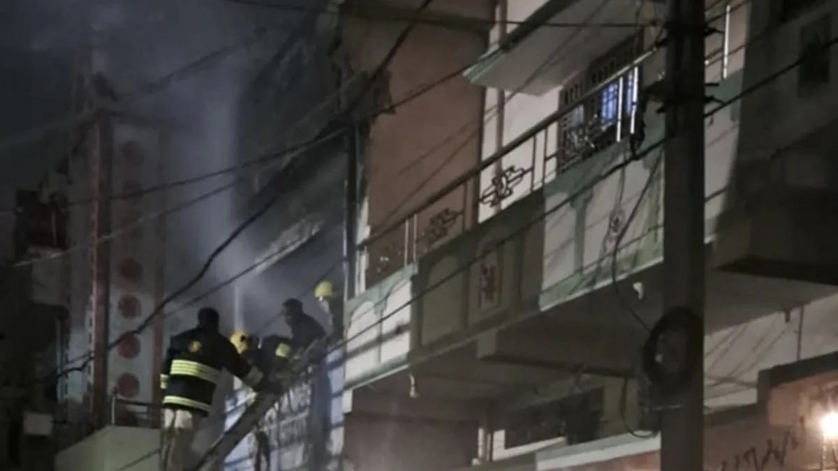 औरंगाबाद में कपड़ा गोदाम में भीषण आग, छह दमकल की 9 घंटे की मशक्कत के बाद काबू