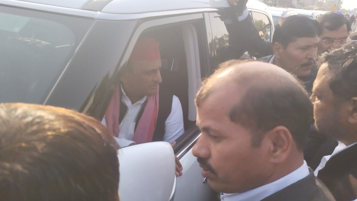 woman dies in bus accident in azamgarh akhilesh yadav stuck in traffic