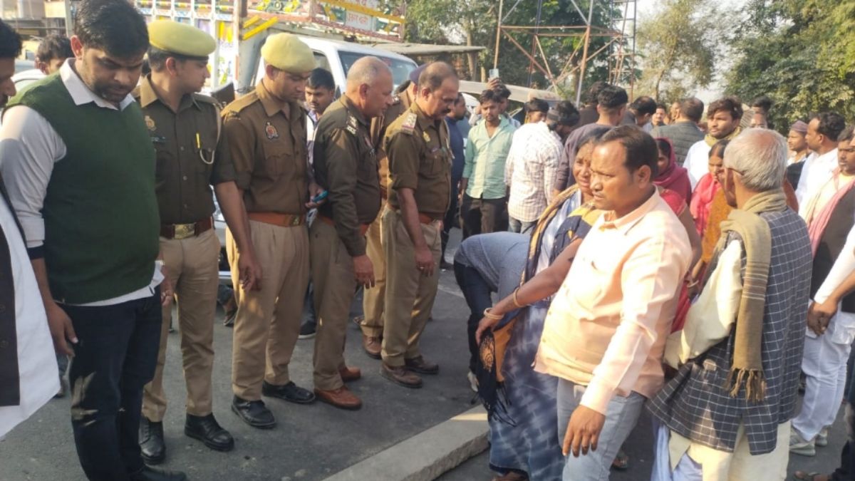 akhilesh yadav stuck in traffic jam offers compensation to deceased womans family