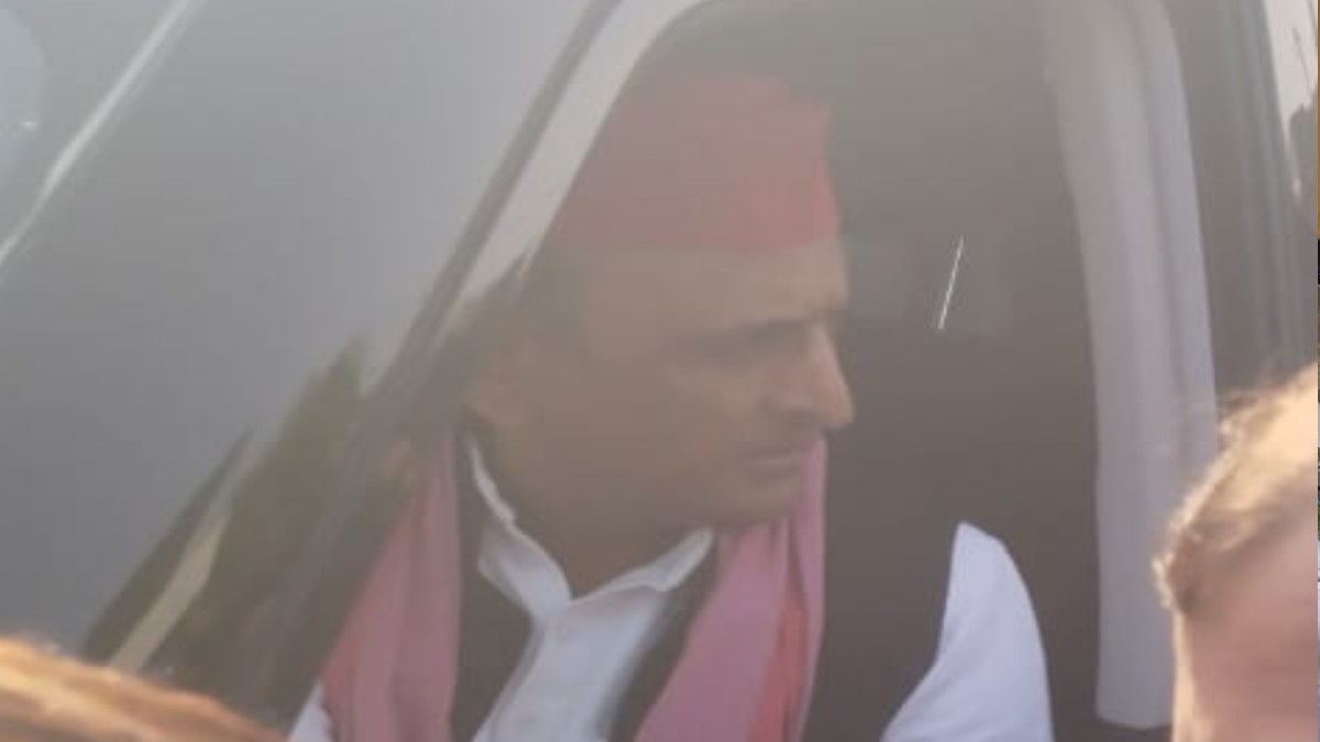 akhilesh yadav pays tribute at sudhakar singh funeral in mau