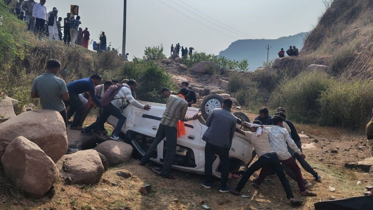 car accident in chitrakoot family injured after car falls into ditch