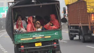 ठंड के बीच गर्म कपड़ों में कैद बच्चे।