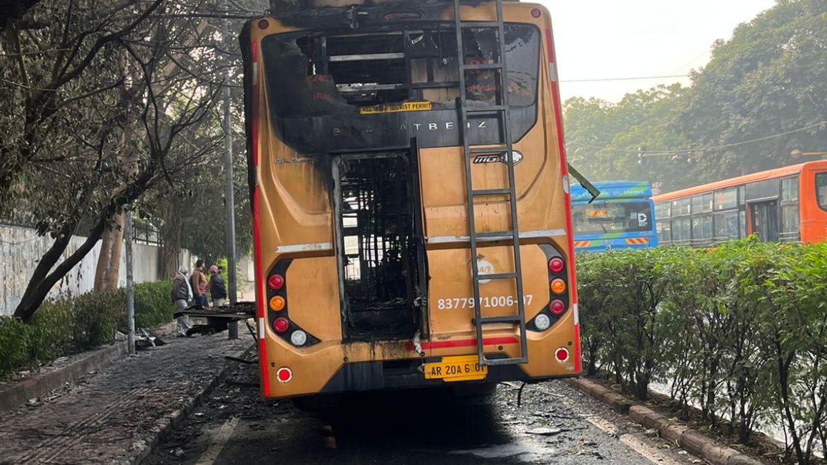 delhi kashmiri gate bus fire passengers escape unhurt