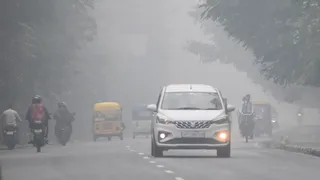 ठंड में राहगीर।
