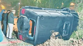 DLF मॉल के सामने दुर्घटनाग्रस्त मर्सिडीज कार।