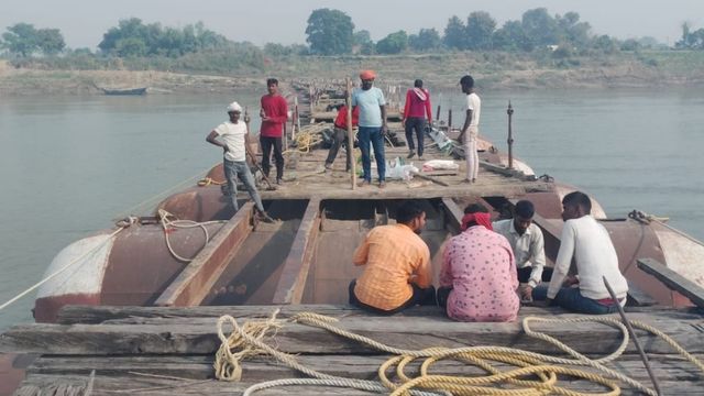 बच्छलपुर-रामपुर गंगा तट पर पीपा पुल निर्माण शुरू, एप्रोच मार्ग दुरुस्त होने पर बहाल होगा आवागमन
