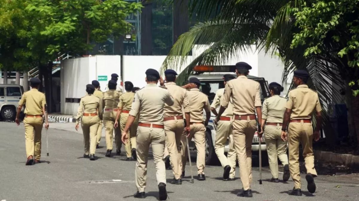 10th class student attack on teacher on college gate