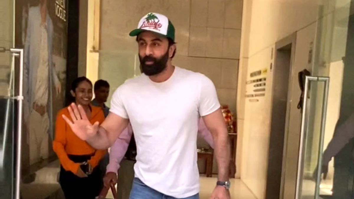 ranbir kapoor paps controversy love and war actor called him and insult them