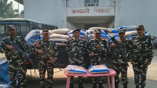जब्त विदेशी मक्का के साथ एसएसबी जवान। जागरण