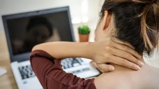 घंटों मोबाइल-लैपटॉप के इस्तेमाल से रीढ् संबंधी समस्या बढ़ रही है। (प्रतीकात्मक चित्र)