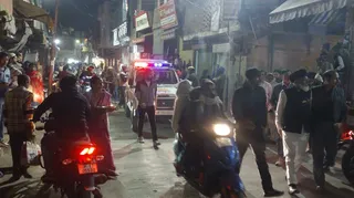 बड़ौत के बावली रोड पर झगड़े के बाद जमा भीड़। जागरण