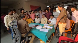 इटवा थाने पर कार्रवाई की मांग को लेकर एकत्रित भीड़। जागरण
