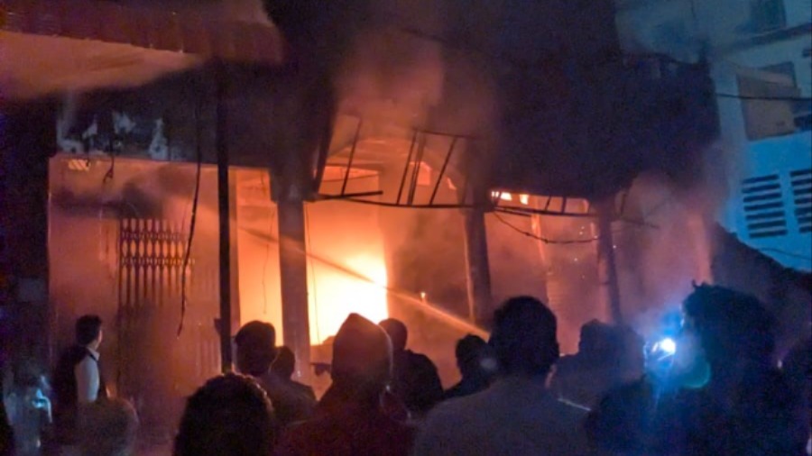 lpg cylinder fire at bakery in lucknow firefighters respond