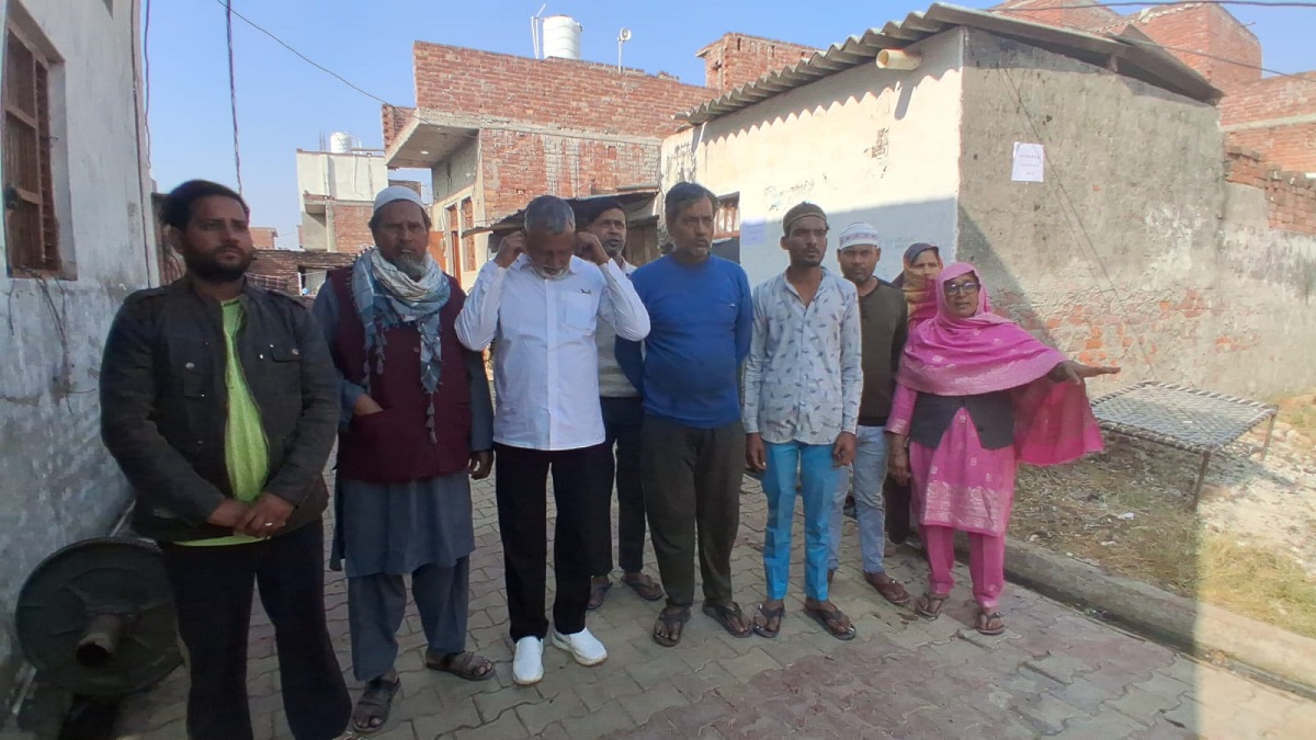 distressed residents put homes up for sale due to dairy farm waste in sardhana meerut