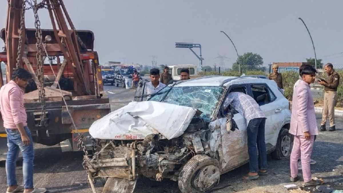 car accident on agra lucknow expressway