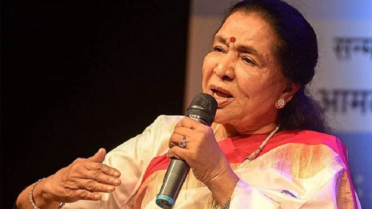 asha bhosle complaint majrooh sultanpuri about piya tu ab to aaja saying he gives her bold song to sing