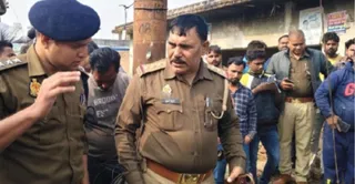 घटनास्थल पर जांच के दौरान मौजूद प्रभारी सीओ बिधूना मनोज कुमार गंगवार व मौजूदभीड़। जागरण