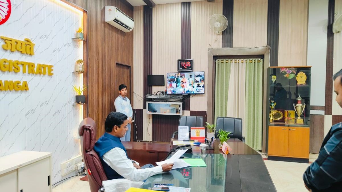 ayushman card drive darbhanga dm aims for 10000 daily