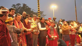 बाण गंगा घाट में आरती करते मुख्यमंत्री सुखविन्द्र सिंह सुक्खू व अन्य। जागरण