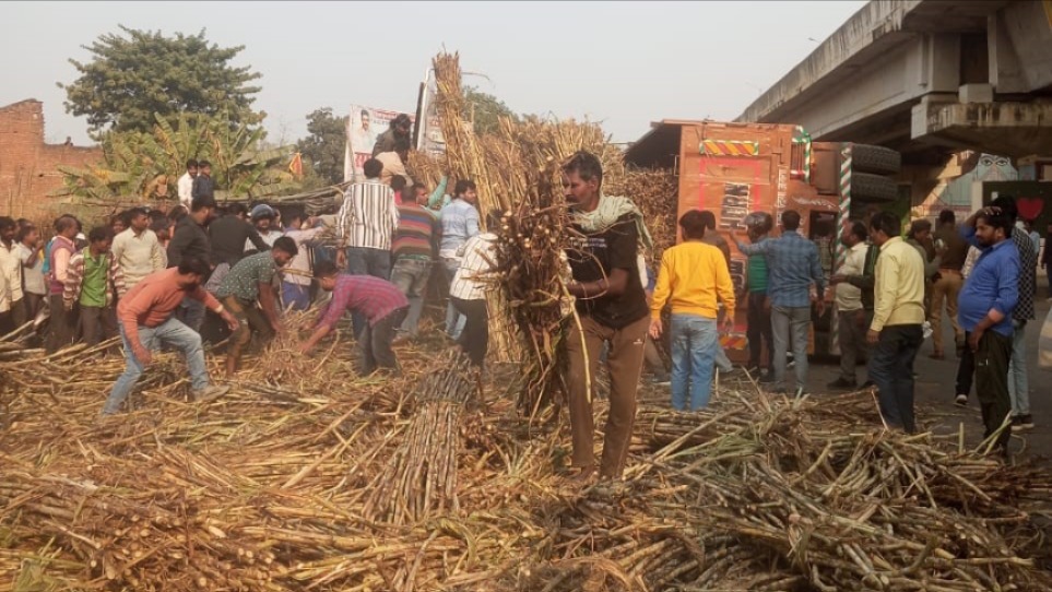 bastiayodhya fourlane accident couple dies as sugarcane truck overturns on erickshaw