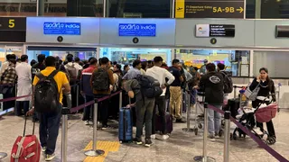 बेंगलुरु के केम्पेगौड़ा अंतरराष्ट्रीय हवाई अड्डे पर यात्री अपनी उड़ानों का पुनर्निर्धारण कराने के लिए इंडिगो के टिकटिंग कियोस्क पर कतारों में इंतजार करते हुए। कमोबेश देश के हर राज्यों में यही स्थिति देखी गई। राइटर्स