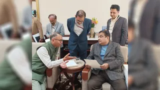 राज्यसभा सांसद राजिंदर गुप्ता ने परिवहन मंत्री नितिन गडकरी से की मुलाकात।