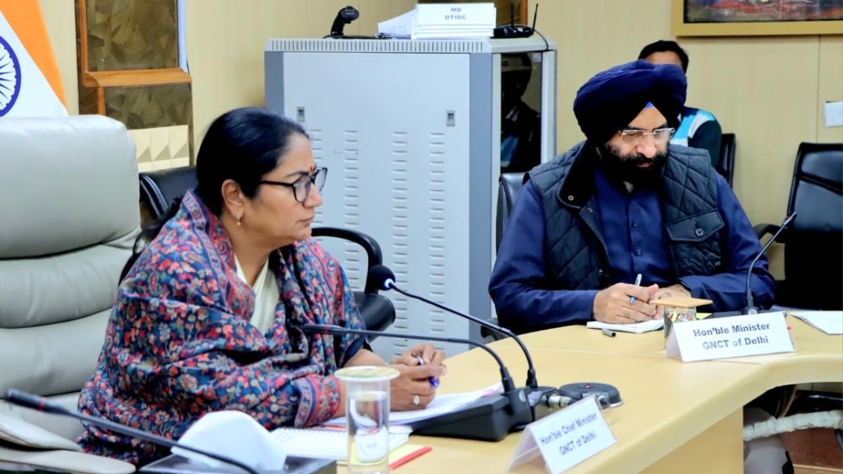 delhi cm orders fir against polluters strict action on negligence