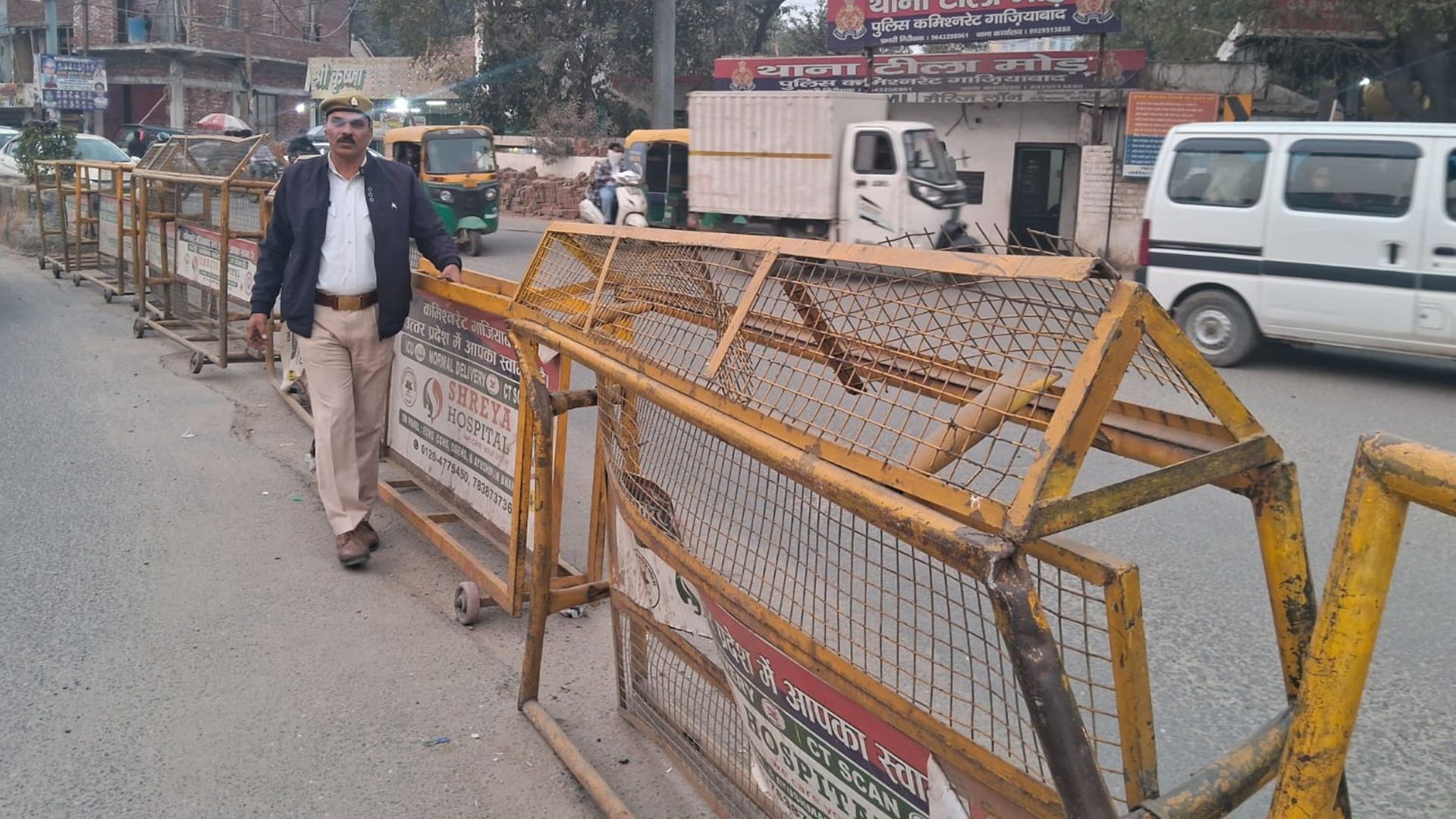 traffic police closes illegal cuts in ghaziabad to reduce accidents
