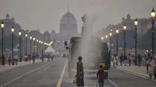 दिल्ली-एनसीआर में प्रदूषण को कम करने के लिए पानी के छिड़काव का लिया जा रहा सहारा।