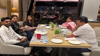 केबीसी टीम के साथ मुखिया अनुराधा सिंह (दाएं से दूसरी)। सौ. स्वजन।