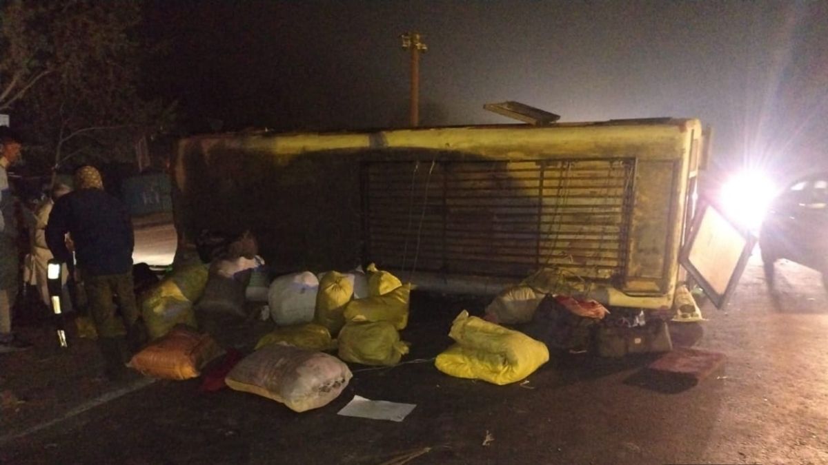 shahjahanpur accident bus coming from mathura collides with divider one dead