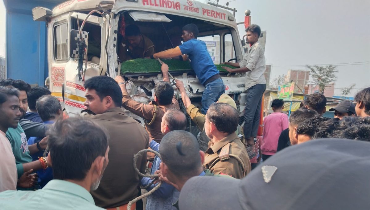 kushinagar accident uncontrolled dumper kills two injures eight