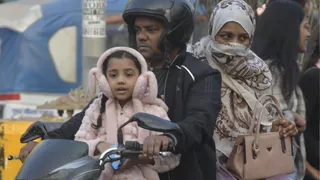 गर्म कपड़ों में कैद लोग। जागरण