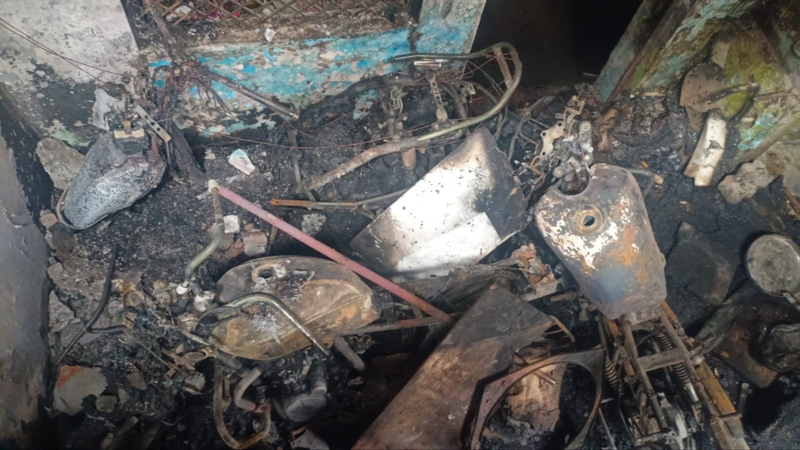 prayagraj fire one dead seven injured in building blaze