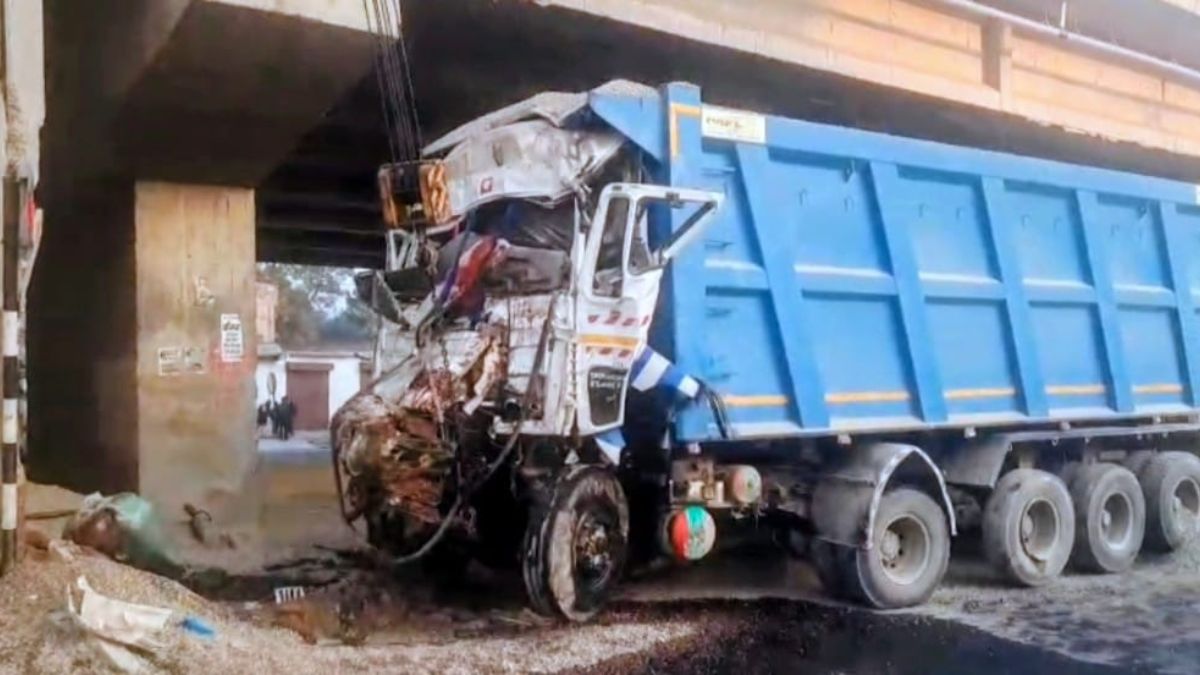 saharanpur news dumper crash at syed majra underpass kills driver