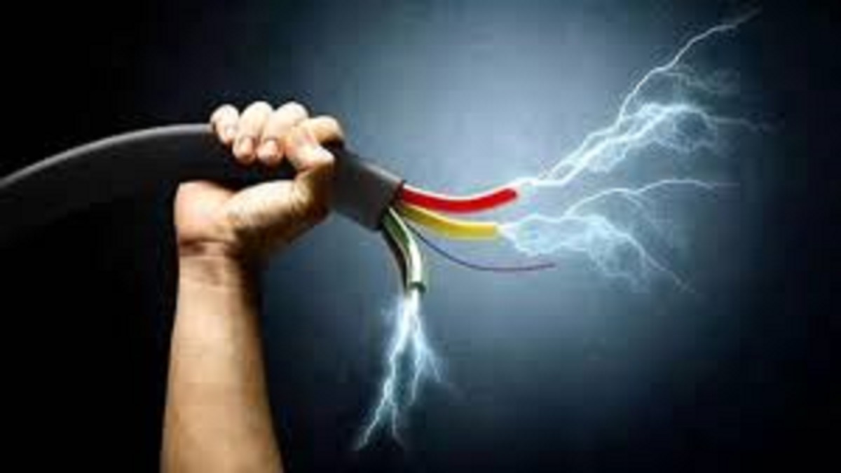 machine operator from up suffers burn injuries after coming in contact with high voltage electric wire in darbhanga