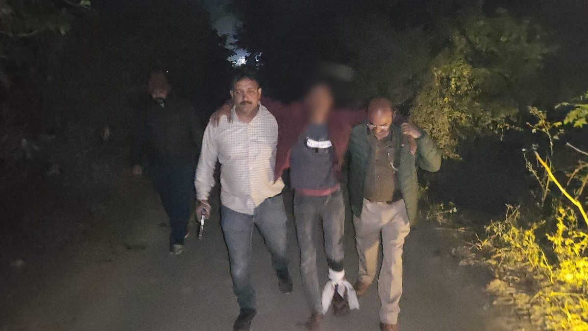 ghazipur cattle smuggler arrested after encounter shot in leg