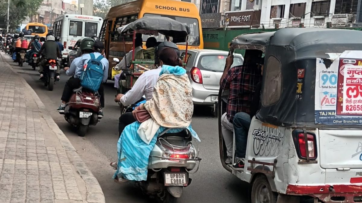 encroachment at mandi and govardhan square identified officials came out on the road